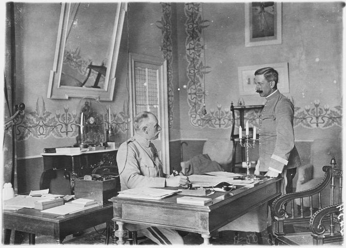 Frédéric Gadmer (opérateur H), Le général de Mondésir et son aide de camp dans son bureau, février 1916