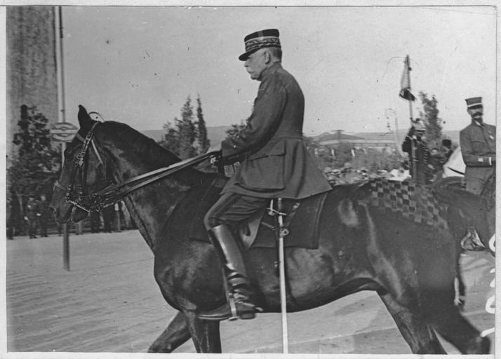 Opérateur K, Cérémonie de la remise de la Croix de Guerre à Essad-Pacha sur la place de la Tour-Blanche, par le général Sarrail : Le général Sarrail à cheval, 1917