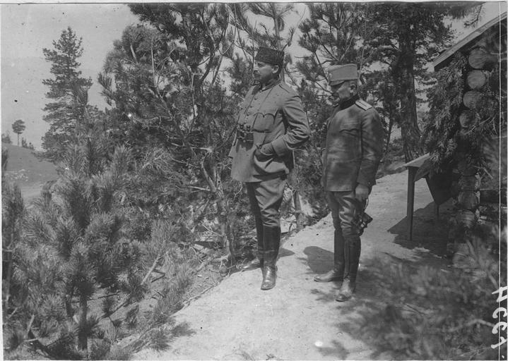 Opérateur K, Sur la Cerna, au nord de la boucle (mai 1917). P. C. de la 1ere armée serbe : Essad Pacha et monsieur Gavrilovitch, ministre de la Serbie auprès de lui