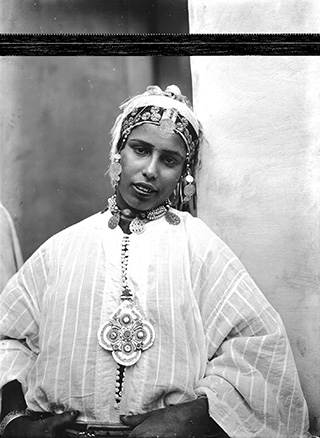 Pierre-Marie Dieulefils, Portrait d'une jeune marocaine en habits d'apparat (Maroc), 1915