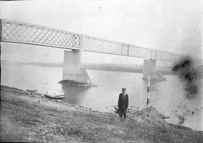 Paul Lancrenon, Pont du chemin de fer à Volga enjambant la Volga, dans la région d'Iaroslav, près de l'actuel lac Rybinskoe créé à l'emplacement de la plaine qui s'y trouvait à l'époque du voyage de P. Lancrenon. Homme posant au premier plan, 1891.06.30