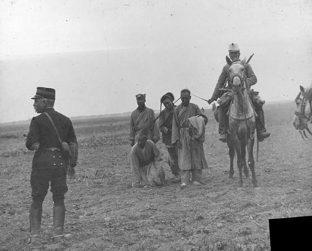 Témoignage de la présence européenne en Chine, vers 1905, Militaire européen et cavalier chinois retenant des prisonniers par leur natte
