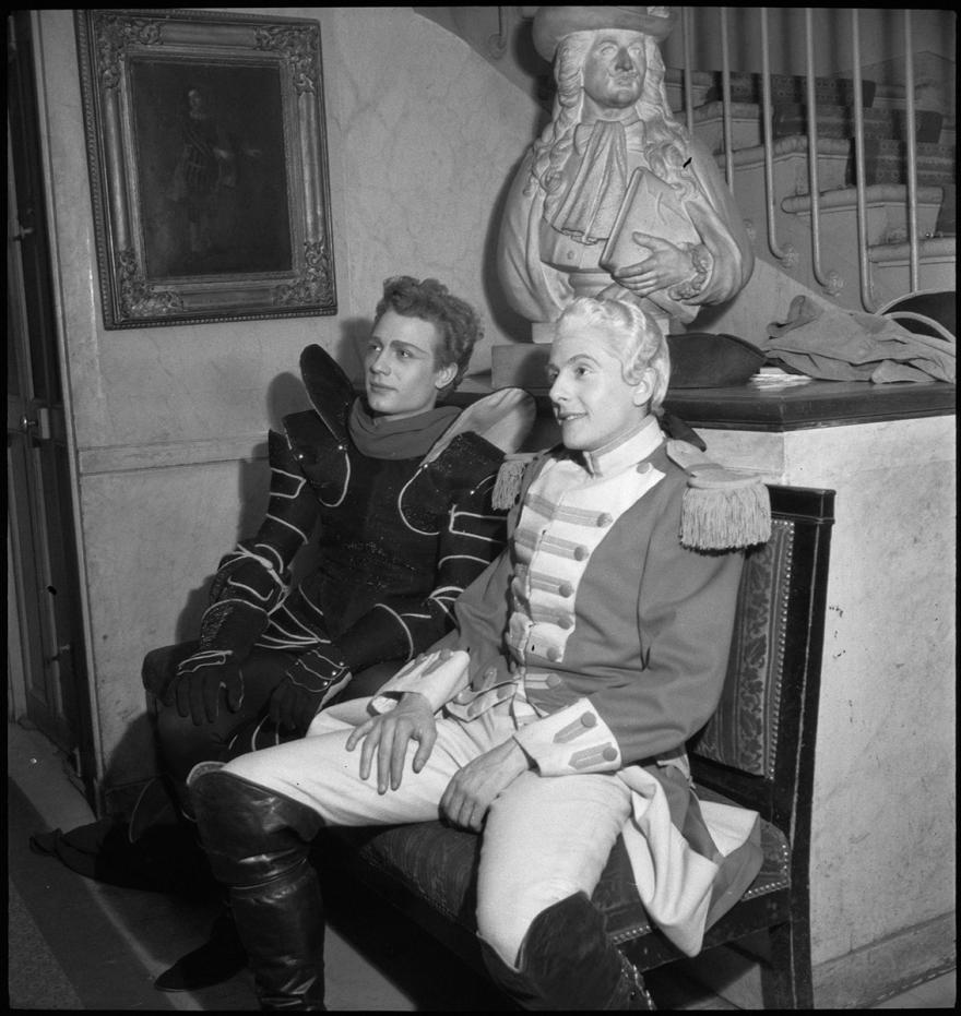 ROGER PARRY, DEUX JEUNES ACTEURS EN COSTUME DE SCÈNE, ANNÉES 1940