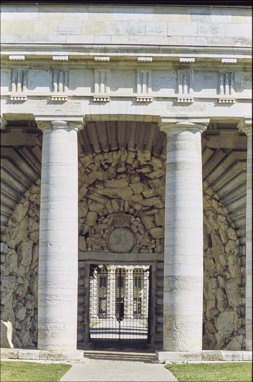 Bernard Galéron, Colonnade d’accès, Ancienne saline royale, Arc-et-Senans (Doubs), 2004