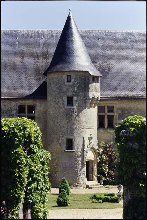 Bernard Galéron, Façade sud-ouest : tour, Manoir Le Petit Béru, Vallon-sur-Gée (Sarthe), s.d.