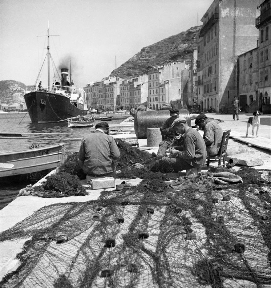 André Kertész, Pêcheurs raccommodant des filets sur le port de Bonifacio, 1933 © Donation André Kertész, ministère de la Culture (France), MPP, diff. RMN-GP