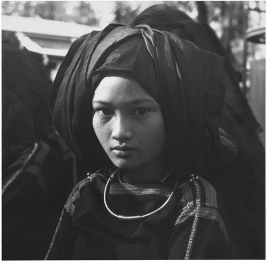 Femme Radé ; [Portrait d'une femme de l'ethnie Rhadé, à la tête couverte par la coiffe traditionnelle], 1936