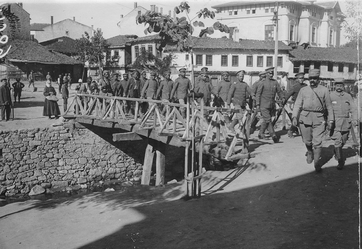 Henri Bilowski (opérateur V), Dans les rues de Florina (1916). Passage de prisonniers bulgares