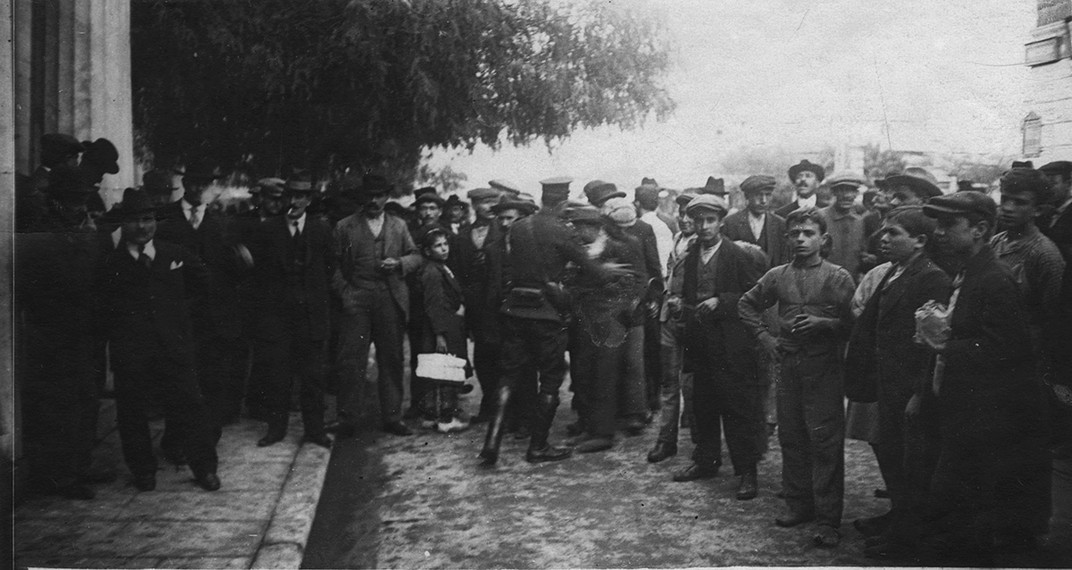 Pierre Machard (opérateur C), Dans les rues d'Athènes (16 novembre 1916). A l'entrée de la mairie