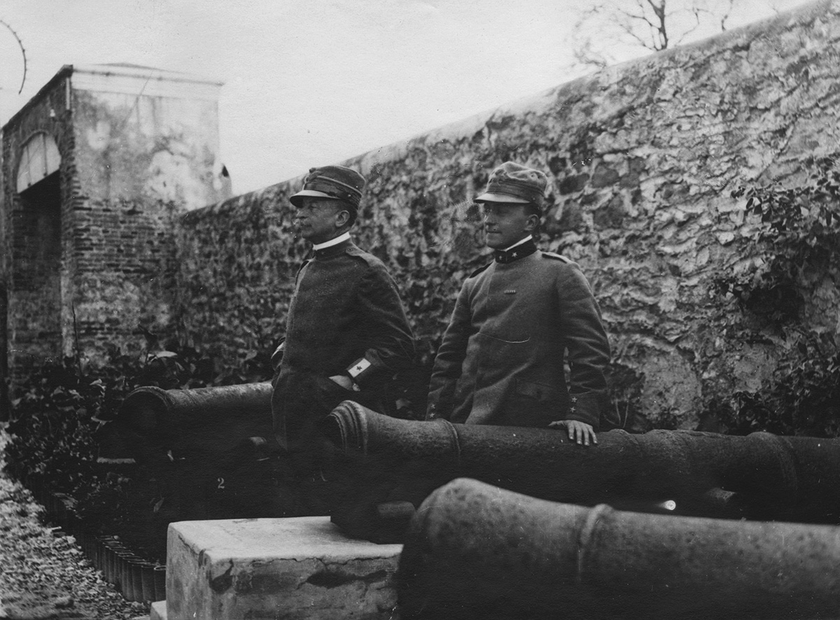 Robert Vaucher, L'occupation de Valona (20 décembre 1916). Le général Ferrera, commandant le corps d'occupation italien d'Albanie, parmi les vieux canons vénitiens retrouvés dans les châteaux environnants