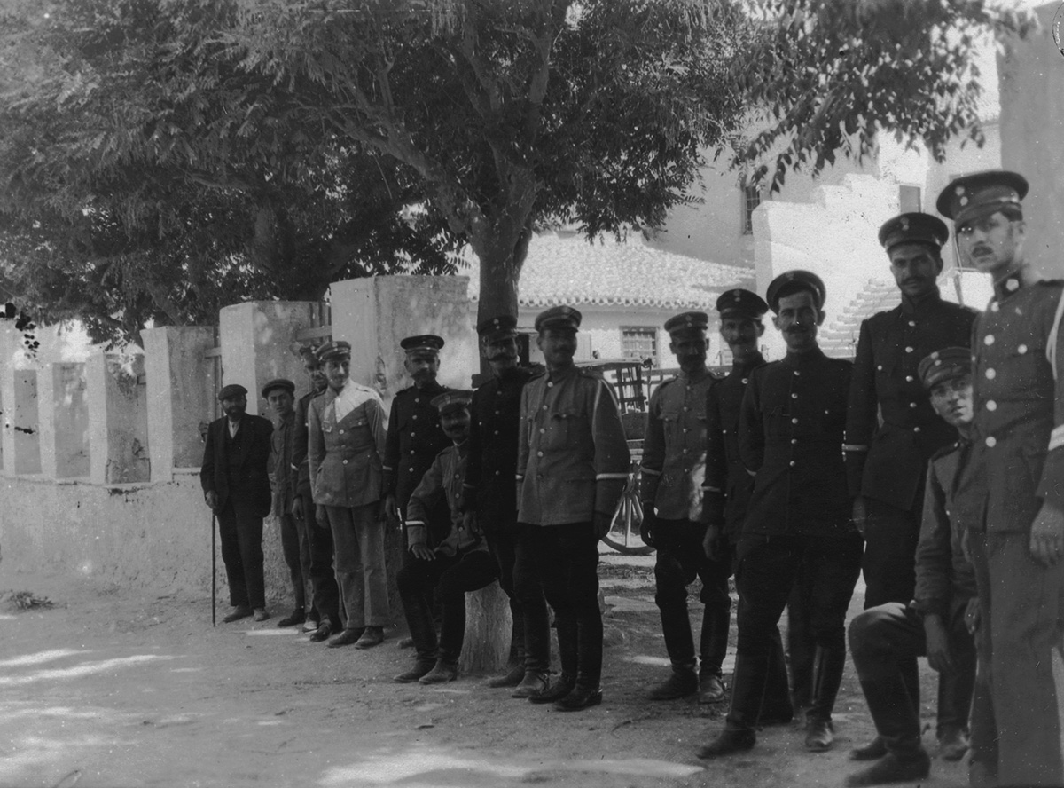 L'occupation française à Athènes (16-27 juin 1917). Un poste de gendarmes grecs coopérant avec nos troupes au maintien de l'ordre
