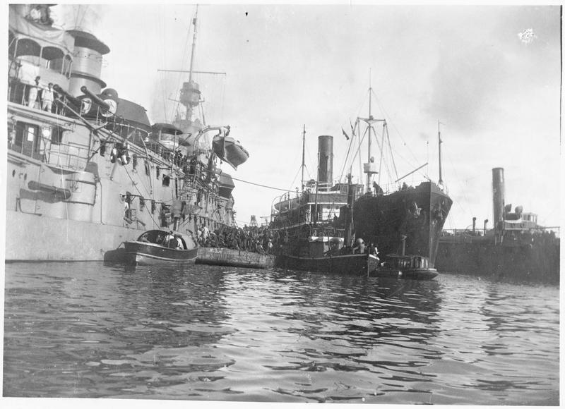 Ufficio Speciale della Marina, Transbordement des troupes serbes des paquebots italiens venant de Durazzo, sur les navires de guerre français, qui doivent les conduire à Corfou, 1915