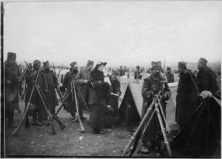 Arrivée des réfugiés serbes à Salonique (décembre 1915). Réfugiés avec leurs armes