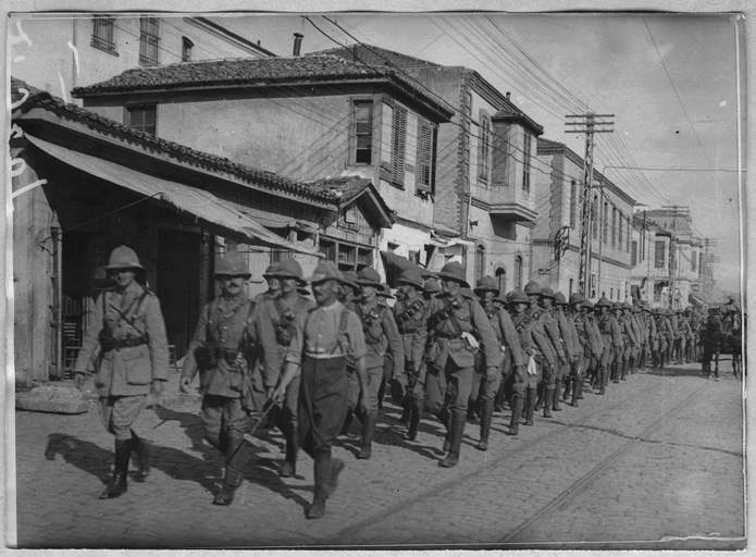 Les troupes anglaises à Salonique (août 1916). Défilé de troupes anglaises