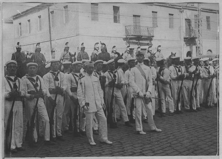 Arrivée des troupes italiennes à Salonique, commandées par le général Petitti (août 1916). Le défilé : La compagnie de débarquement de la flotte italienne