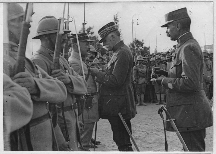 Opérateur K, Cérémonie de la remise de la Croix de Guerre à Essad-Pacha sur la place de la Tour-Blanche, par le général Sarrail : le général Sarrail décore quelques soldats