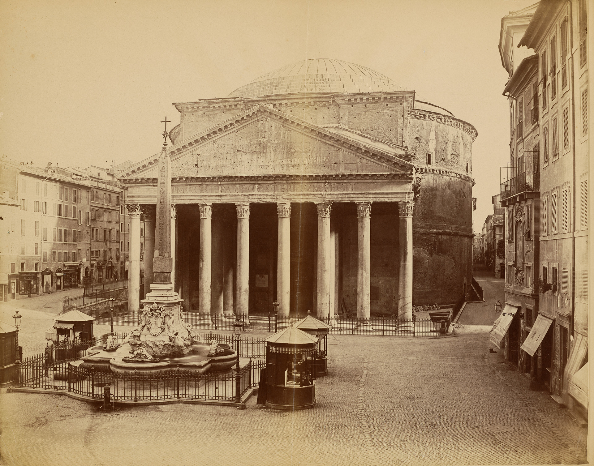 Le panthéon et la piazza della rotonda avec la fontaine surmontée de l'obélisque de Macuto, Rome (Italie), [sd] © Ministère de la Culture (France), Médiathèque du patrimoine et de la photographie, diffusion RMN-GP