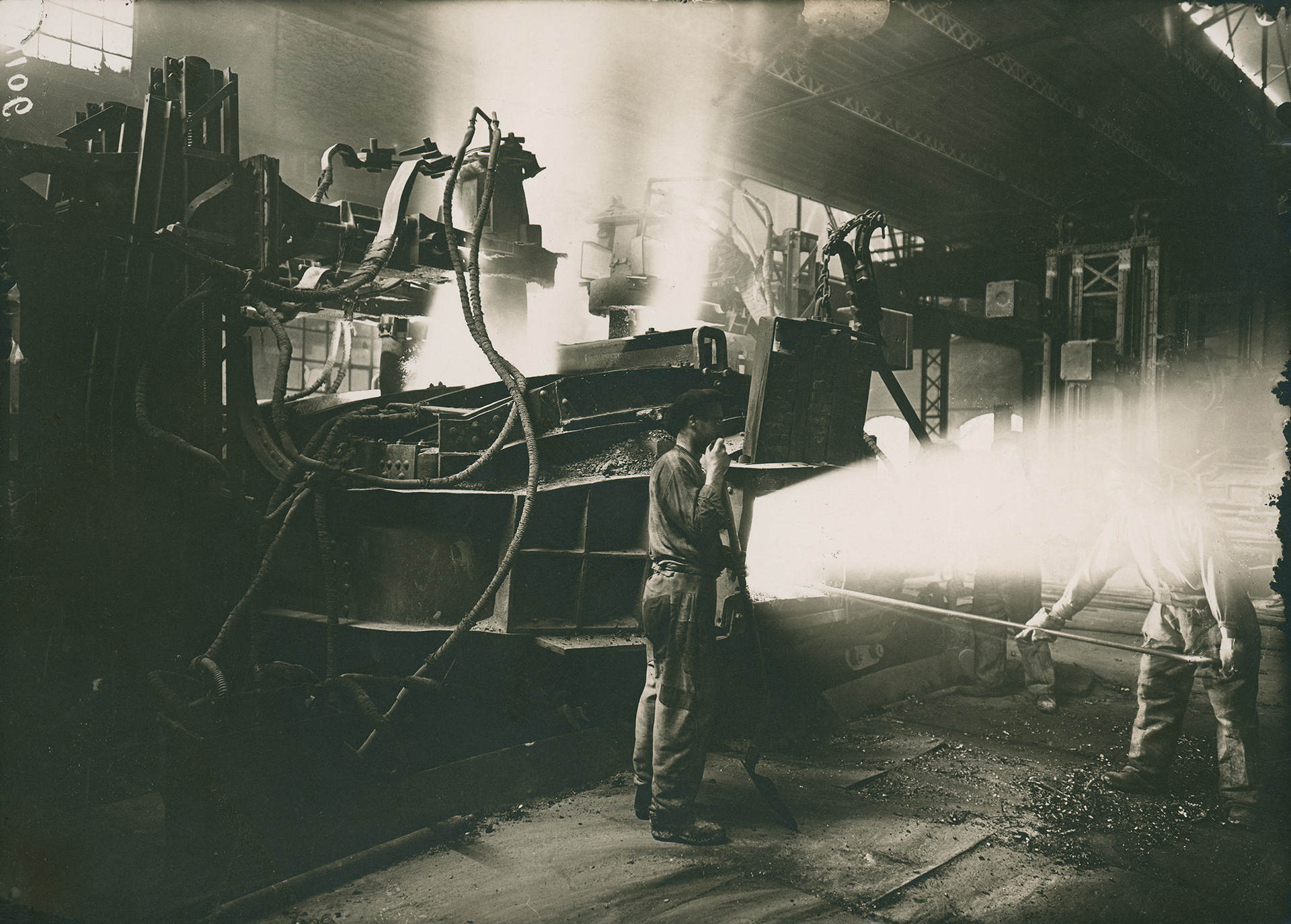 Isidore Aubert, Four électrique de 12 tonnes : Système Girod, Ugine (Savoie), 1916 © Ministère de la Culture (France), Médiathèque du patrimoine et de la photographie, diffusion RMN-GP