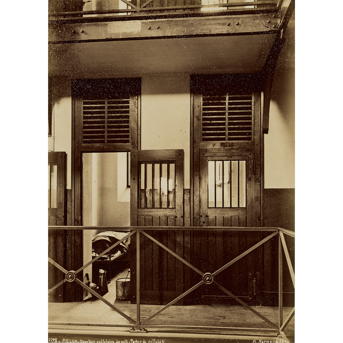 Alfred-Nicolas Normand, Intérieur : portes de cellules de prison la nuit, Melun (Seine-et-Marne), 1890 © Ministère de la Culture (France), MPP, diff RMN-GP