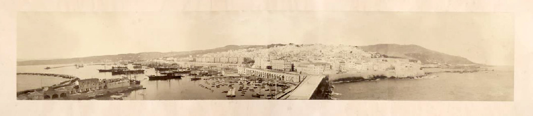Panorama du port d'Alger composé de quatre tirages collés bord à bord, 19e siècle © Ministère de la Culture (France), MPP, diff. RMN-GP