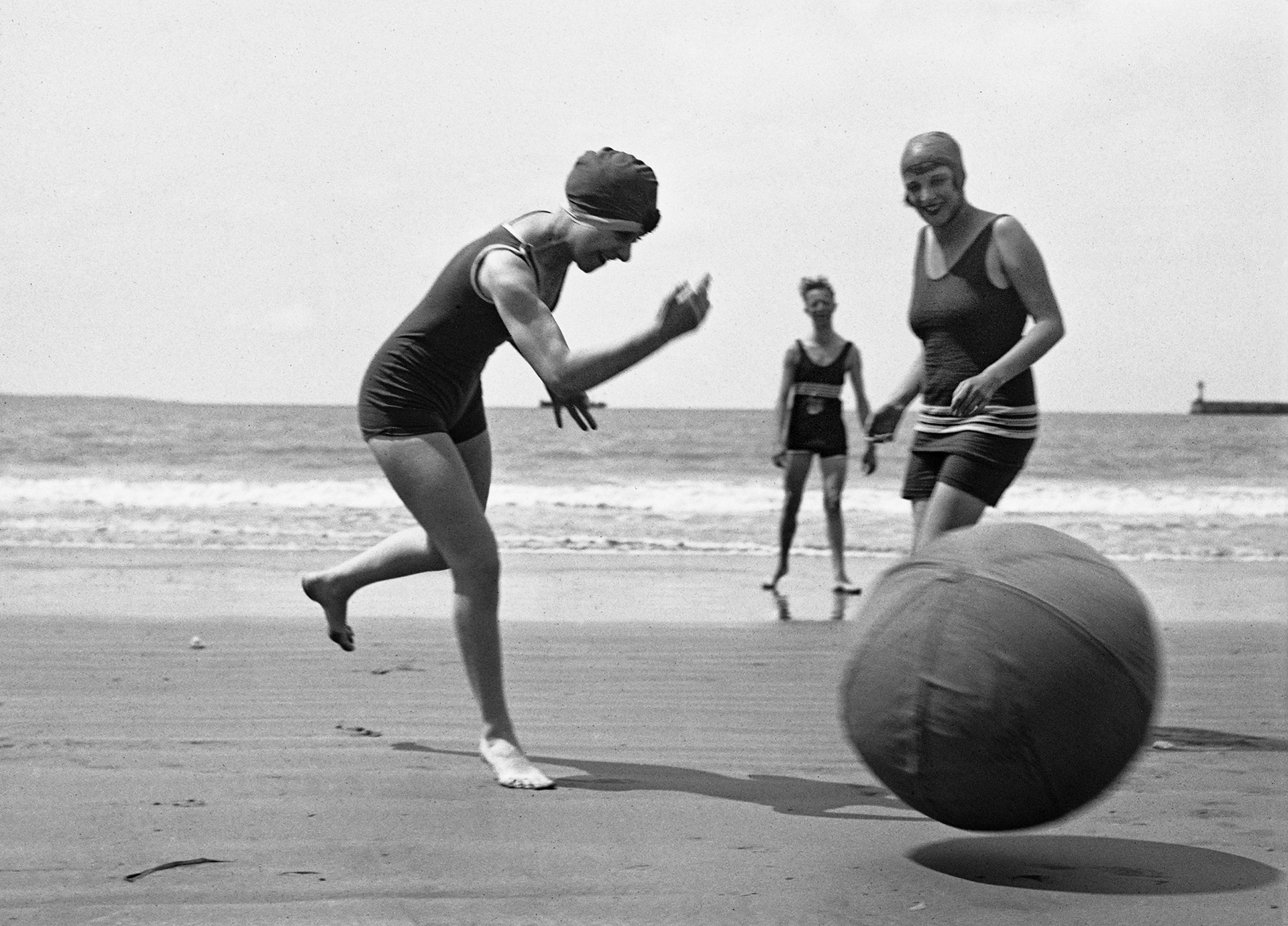 Jacques Henri Lartigue, Yvonne Printemps, René Koval et Madeleine Messager, Royan, juillet 1924