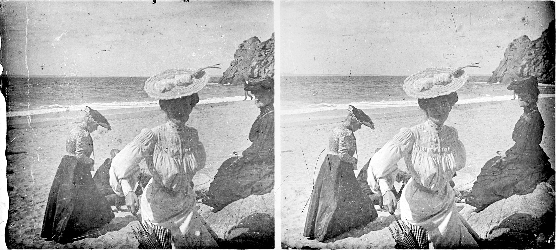 Jules Benoit-Lévy, Trois femmes sur la plage, Pont-Croix, Finistère, 1905