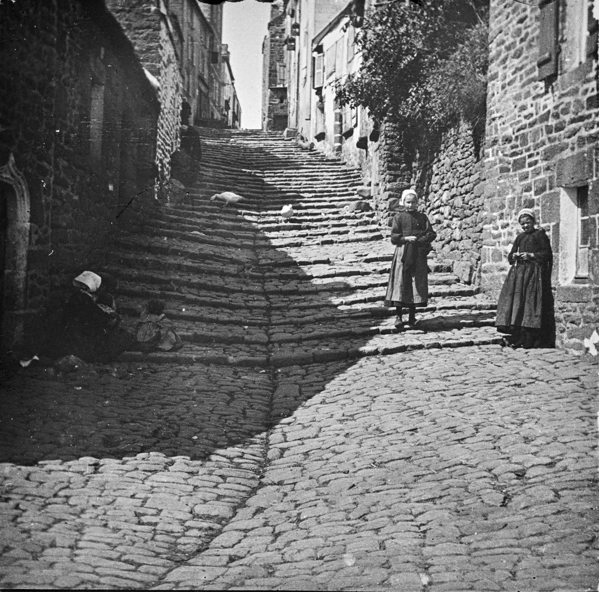 Jules Benoit-Lévy, Bretonnes au bas des marches, Pont-Croix, Finistère, 1905