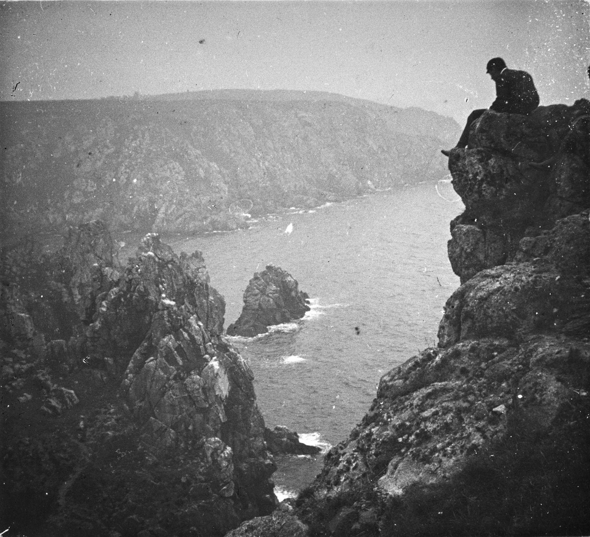 Jules Benoit-Lévy, Homme regardant la mer en contrebas, Finistère, s.d.