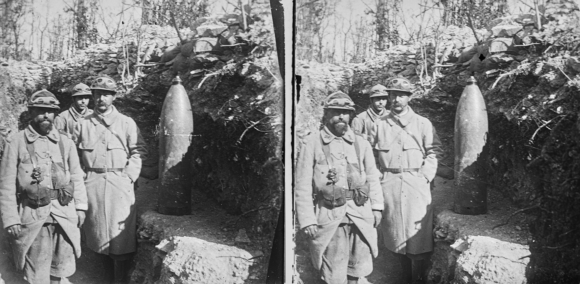 Jules Benoit-Lévy, Trois soldats à côté d'un obus, Grand-est, 1914 - 1916