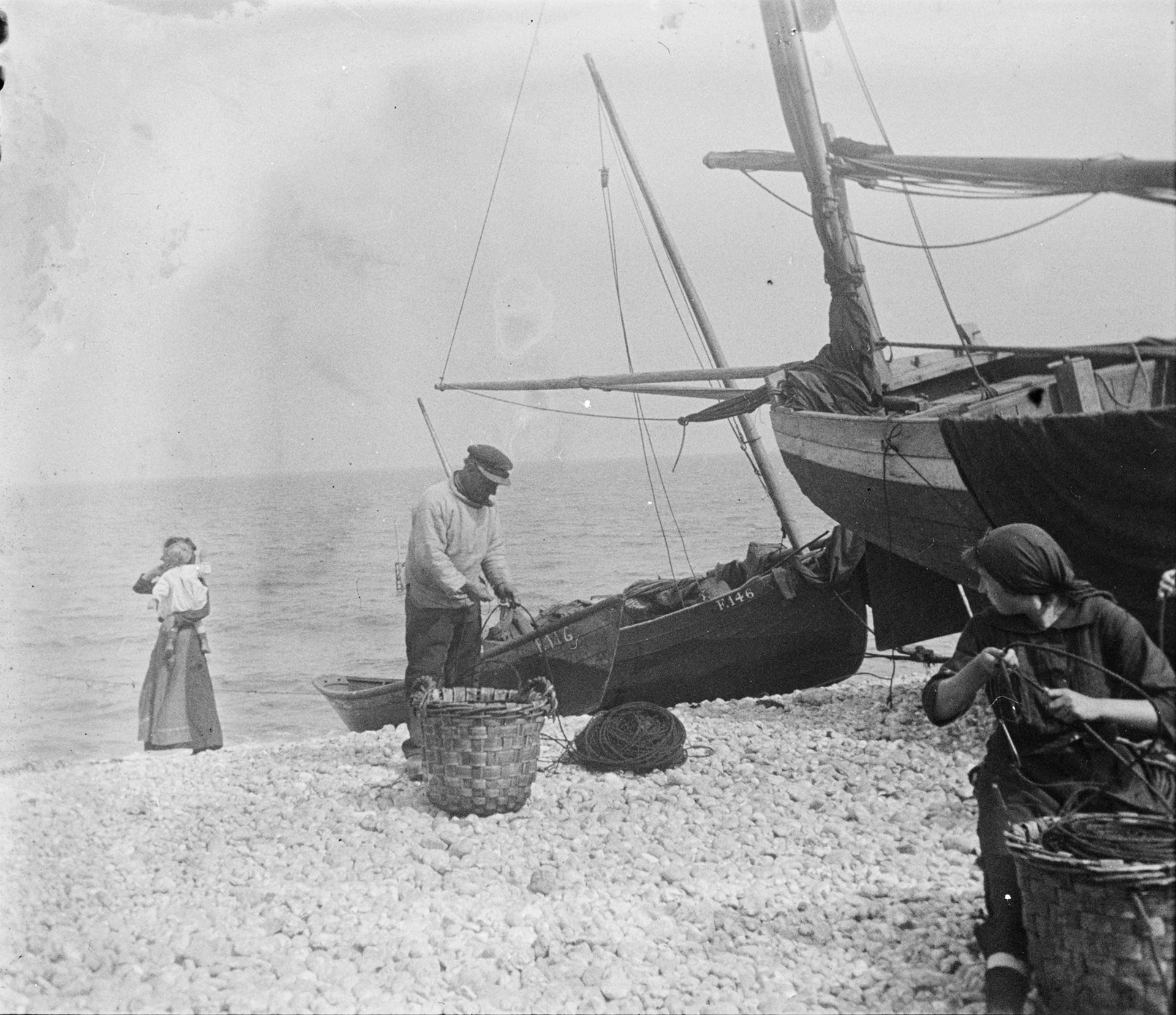 Jules Benoit-Lévy, Pêcheur rangeant son cordage, Yport, Seine-Maritime, 1915