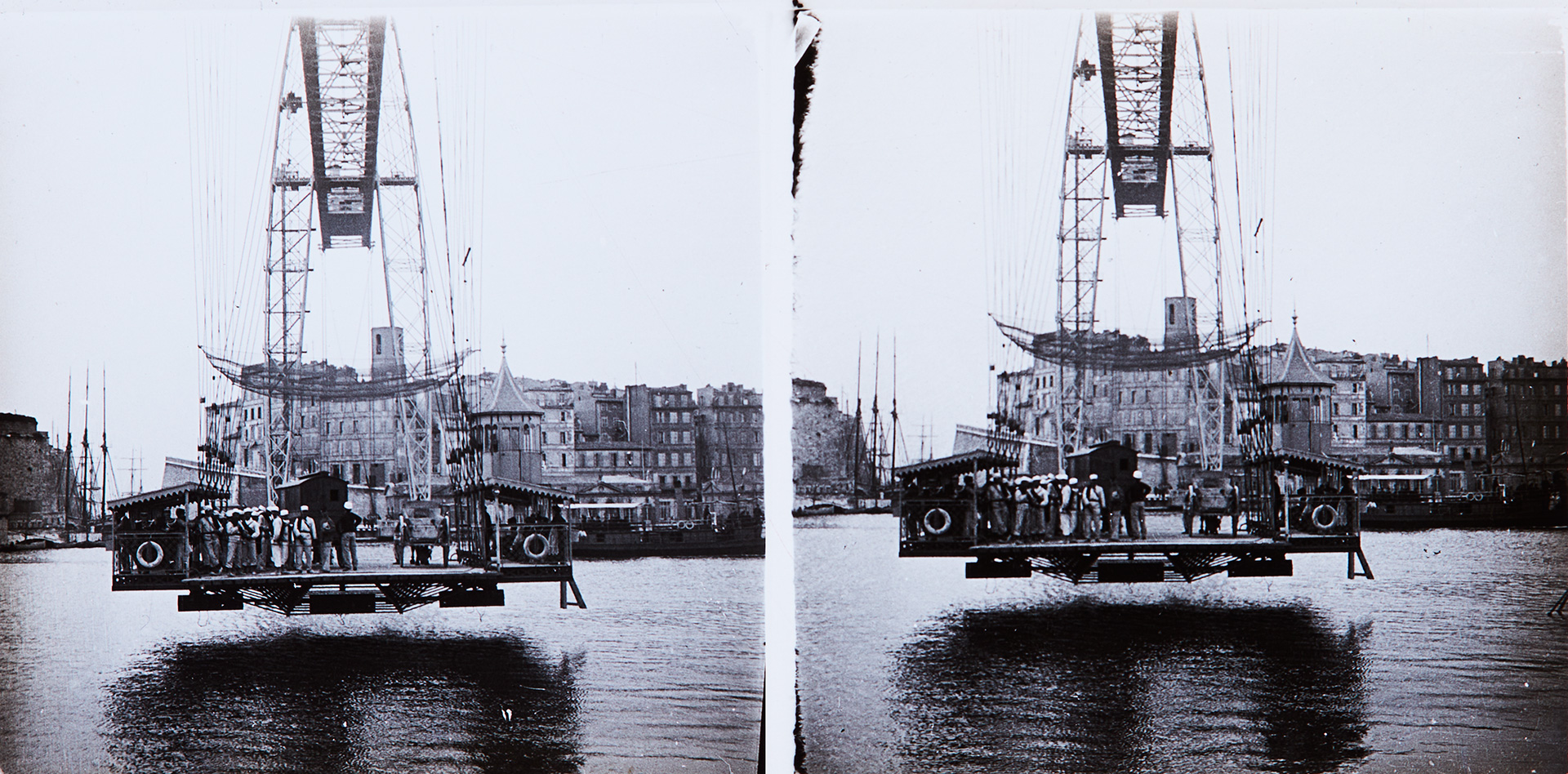 Jules Benoit-Lévy, Passagers sur le pont transbordeur, Marseille, 1910