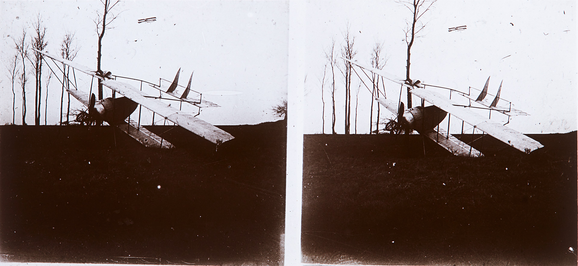 Jules Benoit-Lévy, Biplan accidenté dans un champ, Belgique, 1914