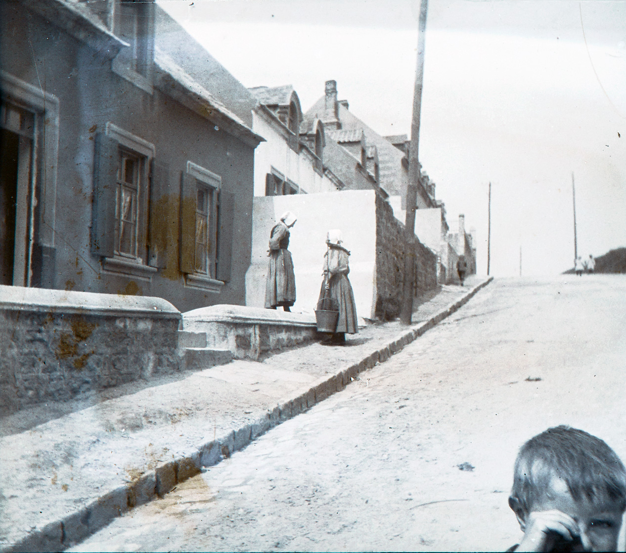 Jules Benoit-Lévy, Porteuse d’eau en discussion dans une rue, 1910 (années)