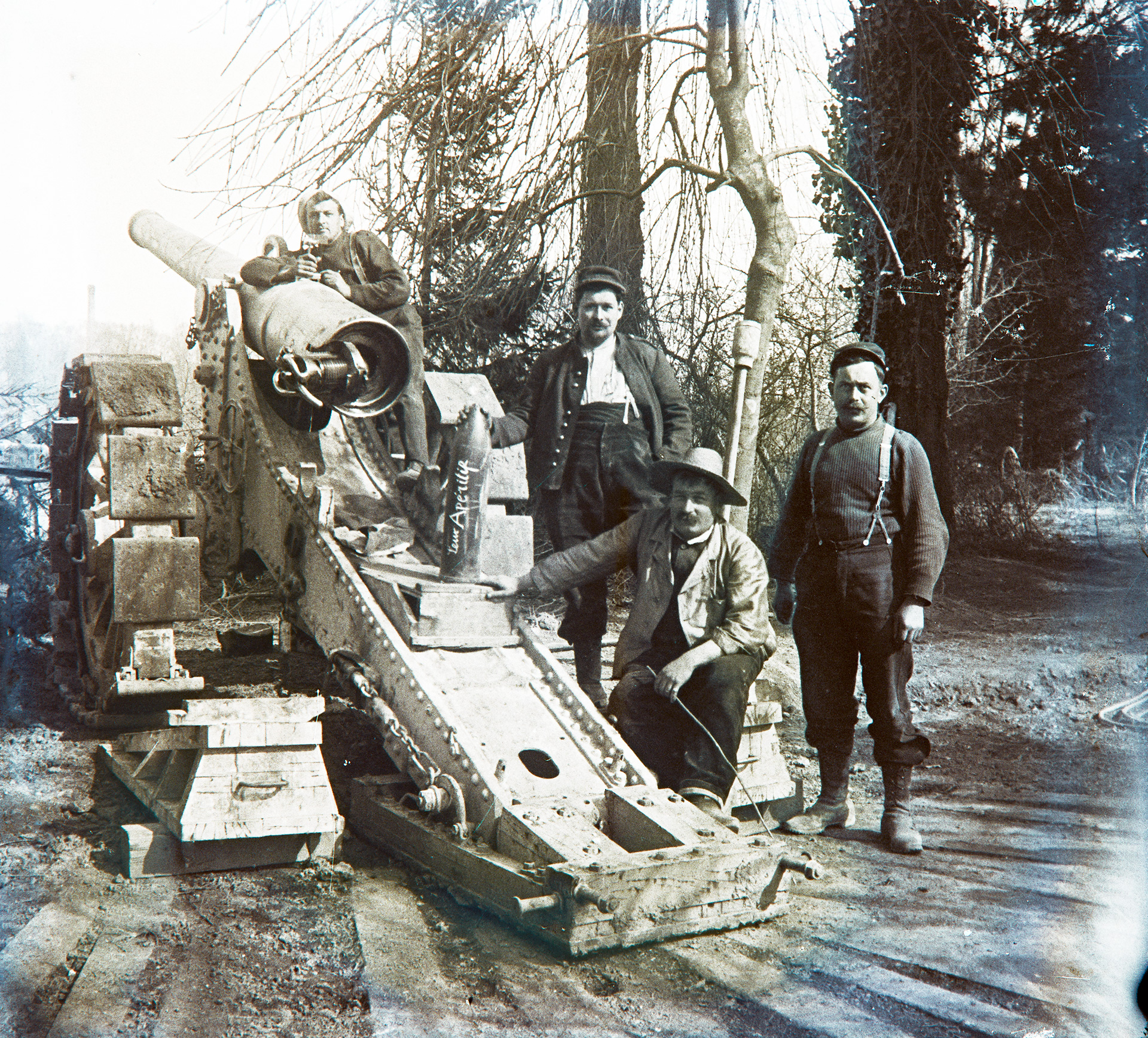 Jules Benoit-Lévy, Canonniers posant près de leur pièce, Grand-est ou Hauts-de-France, 1914-1918