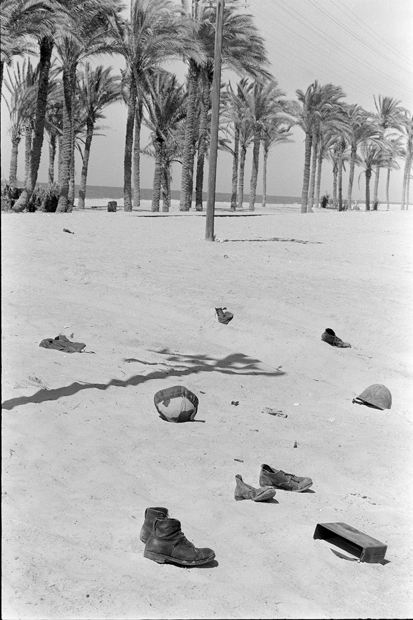 Gilles Caron, Guerre des Six jours, Invasion du Sinaï et du canal de Suez, effets militaires abandonnés, Egypte, juin 1967