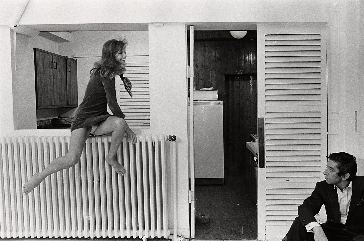 Gilles Caron, Tournage de Slogan, Serge Gainsbourg et Jane Birkin tournant une scène en studio, Boulogne-Billancourt, juin-juillet 1968.