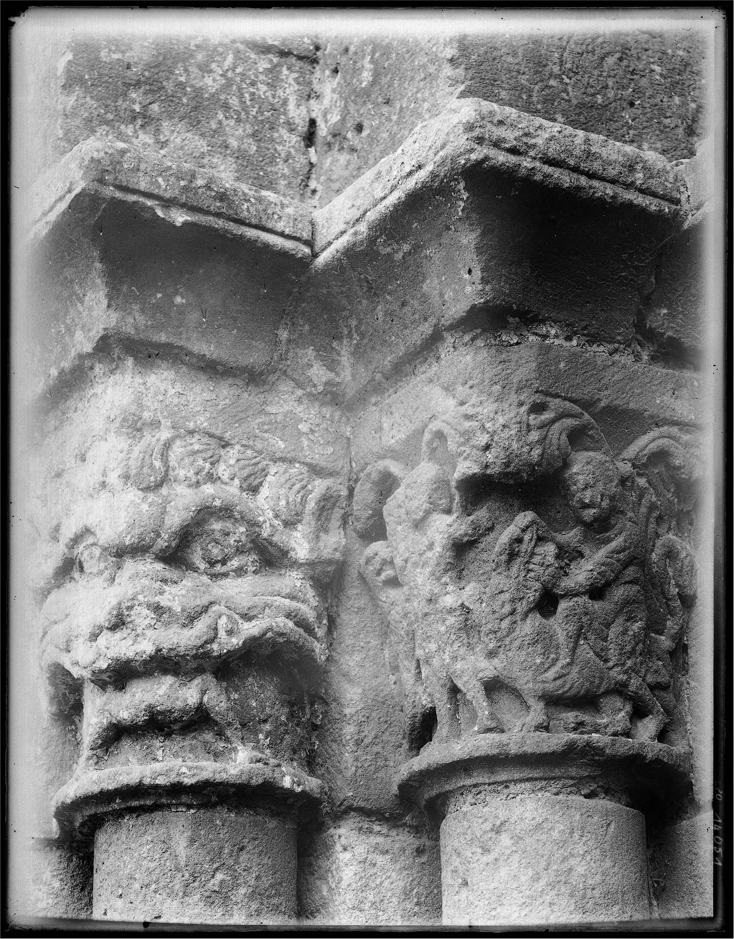 Eugène Lefèvre-Pontalis (1862-1923), deux chapiteaux, Église Saint-Pierre, Fenioux (Deux-Sèvres)