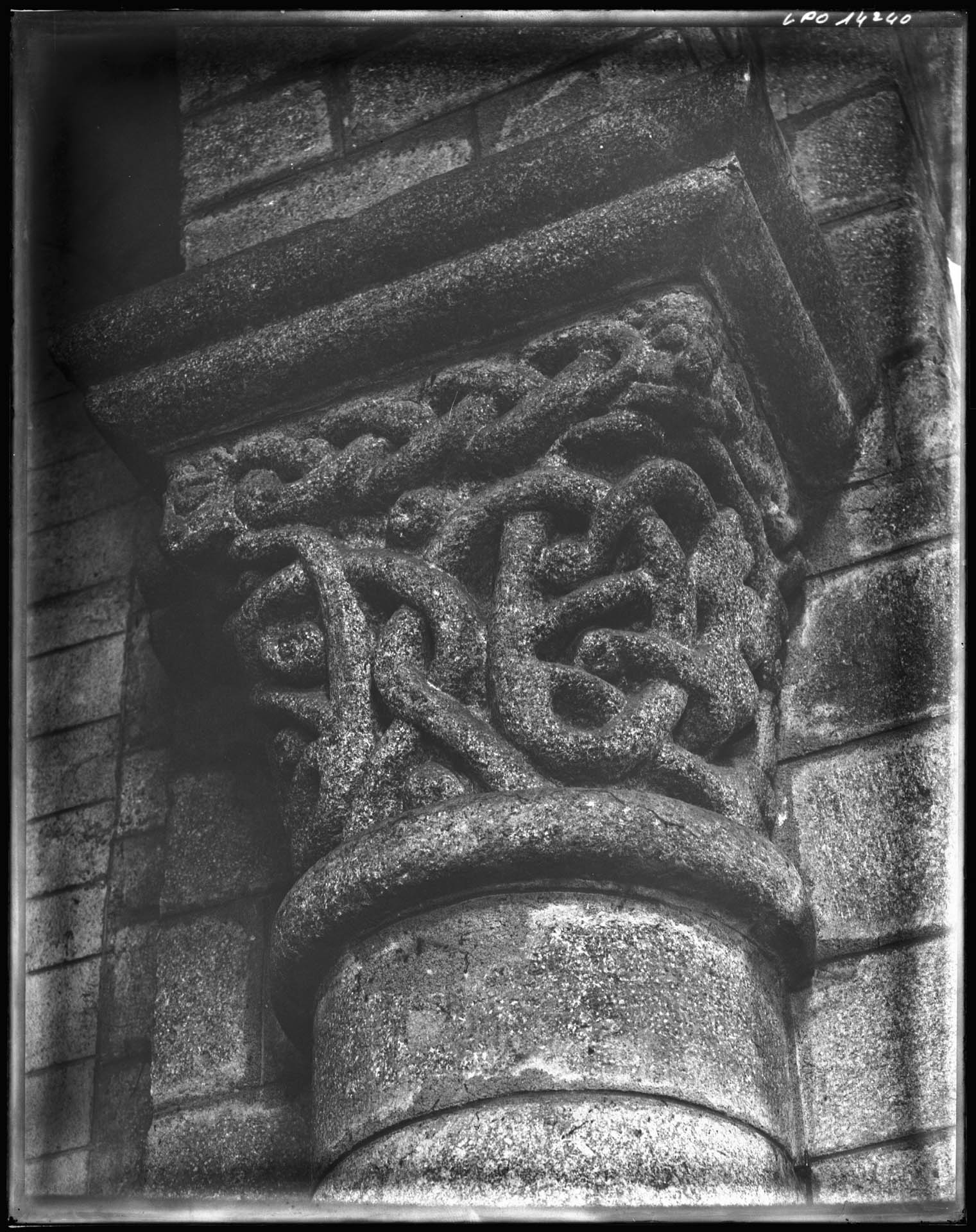 Eugène Lefèvre-Pontalis (1862-1923), Chapiteau