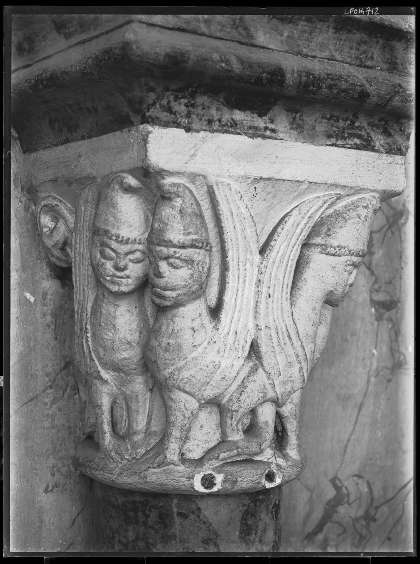 Eugène Lefèvre-Pontalis (1862-1923), chapiteau avec sphinx à bonnet phrygien, Eglise Notre-Dame, Noyon (Oise)