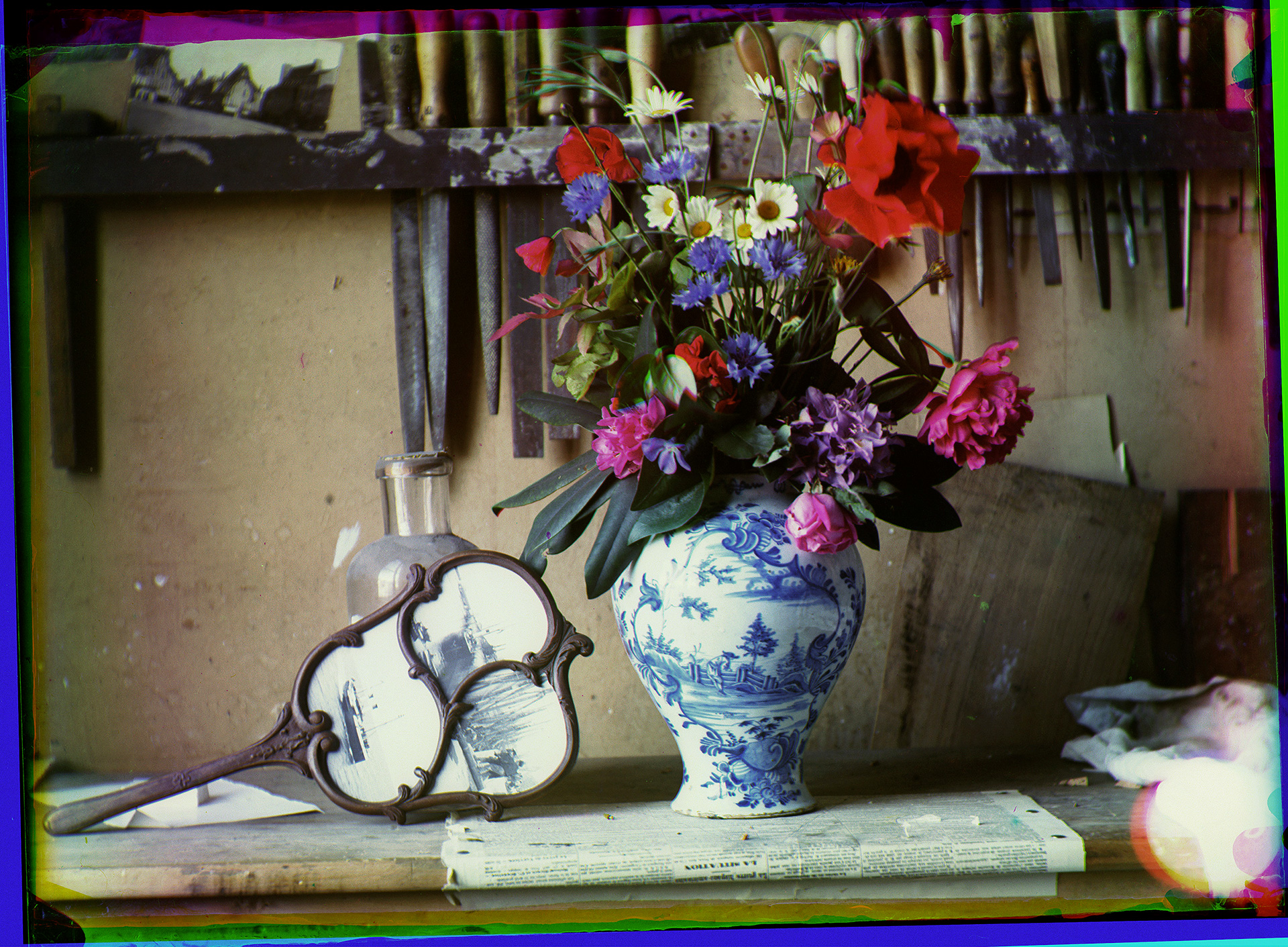 René Desclée, Nature morte au vase de fleurs, Tournai (Belgique), 1899, synthèse trichrome d’après trois négatifs de sélection sur plaques de verre, 6,5 × 9 cm