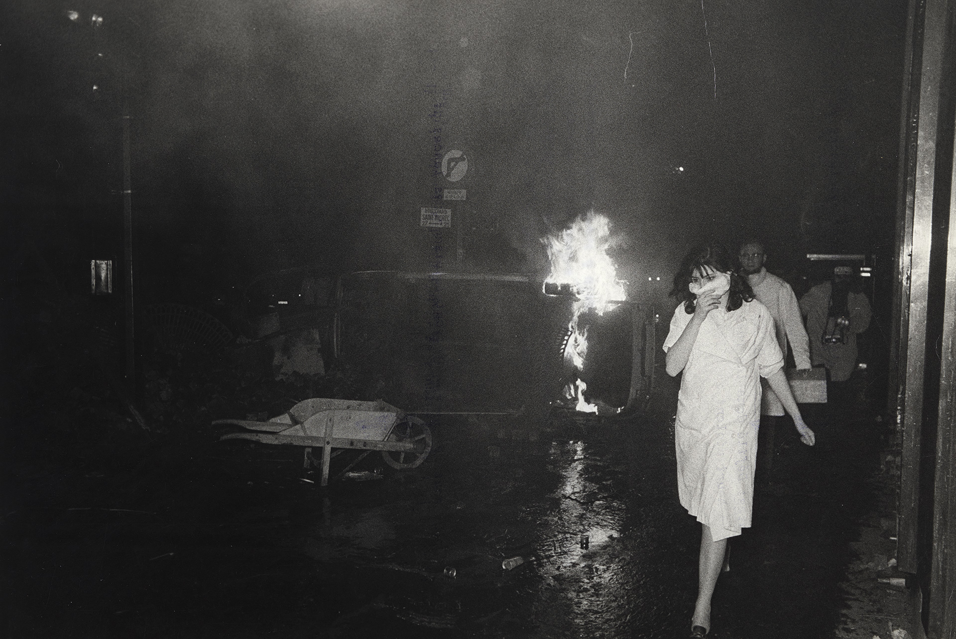 Gilles Caron, Nuit de violences du 24 mai, Paris, 1968.