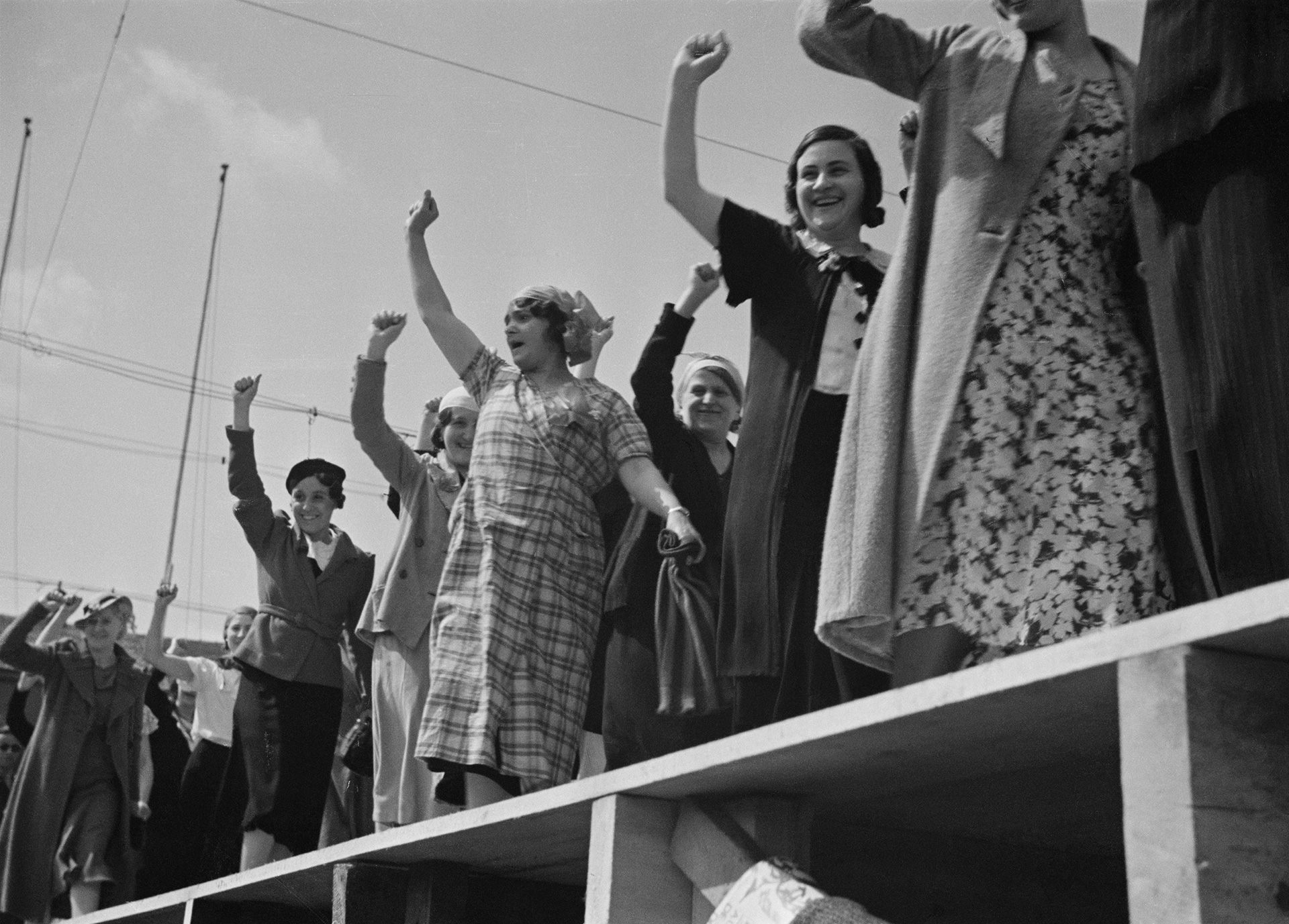 André Kertész, Le Front populaire, porte de Vanves (Paris), 1934.