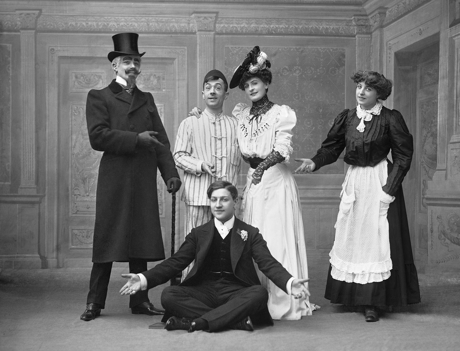 Sacha Guitry au milieu de sa troupe du Kwtz, 1905