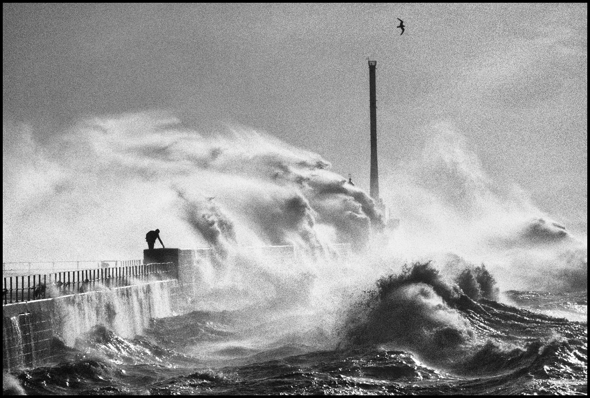 Jean Gaumy, Vagues au Havre, Seine-Maritime, France, 1984 © Jean Gaumy / Magnum Photos