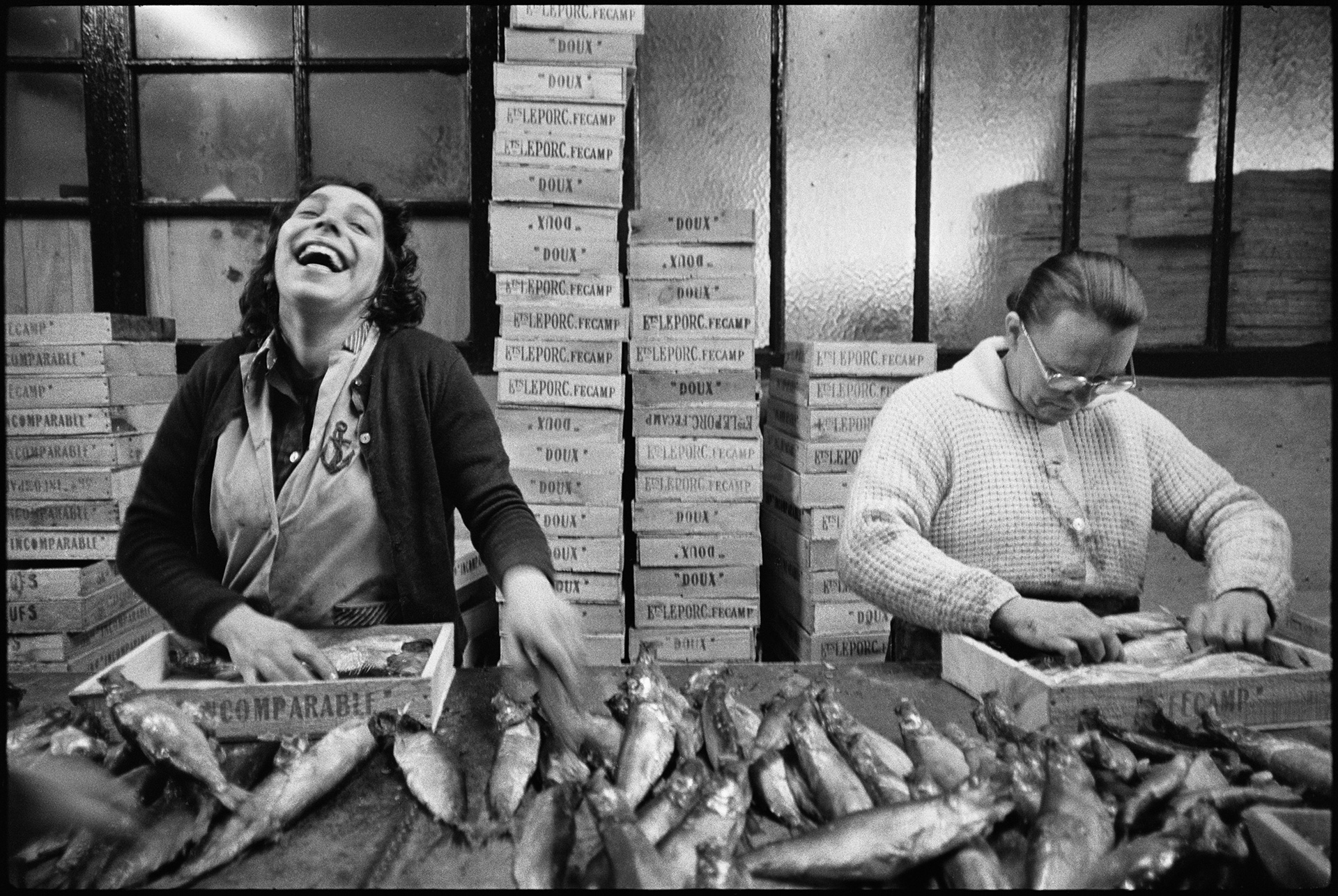 Jean Gaumy, Atelier des « filetières ». Préparation et mise en boîte des filets de harengs avant leur expédition dans le monde entier, Fécamp, Seine-Maritime, Établissements Leporc, 1977 © Jean Gaumy / Magnum Photos