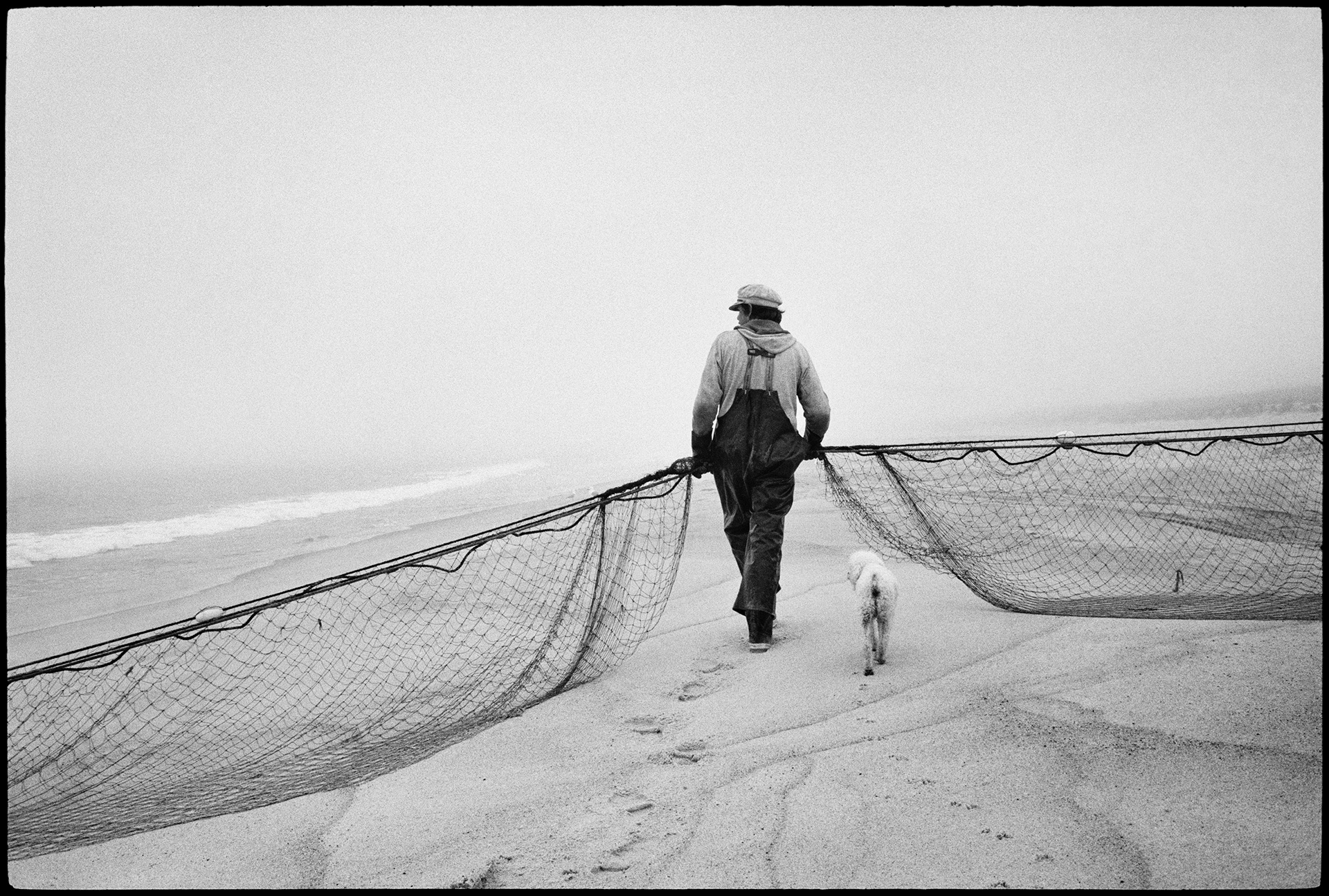 Jean Gaumy, Pêcheur de bar rayé sur la plage, Long Island, États-Unis, 1983 © Jean Gaumy / Magnum Photos