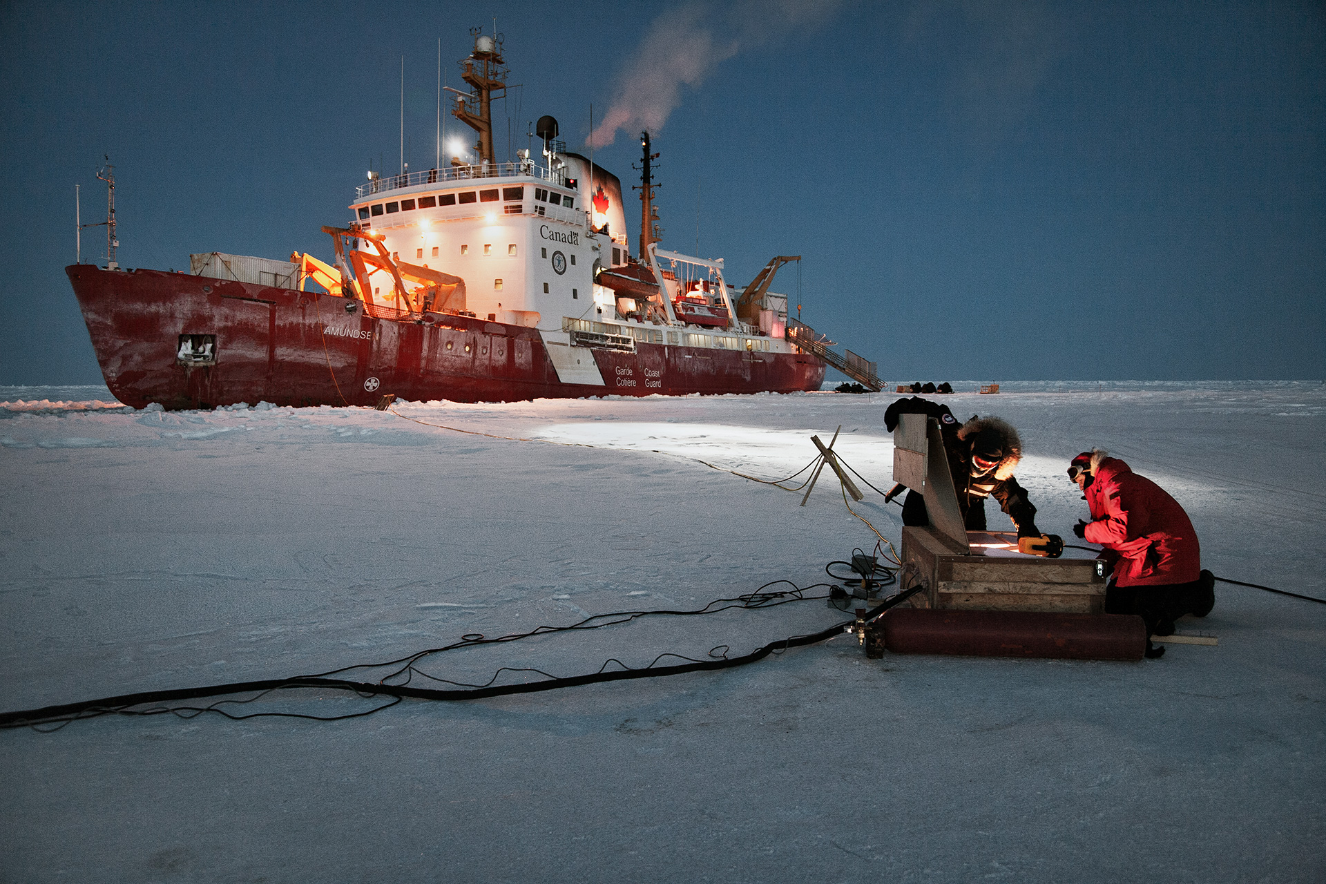 Jean Gaumy, Expédition scientifique internationale à bord du brise-glace de la garde côtière canadienne, Amundsen, Golfe d’Amundsen, Canada, 2008 © Jean Gaumy / Magnum Photos