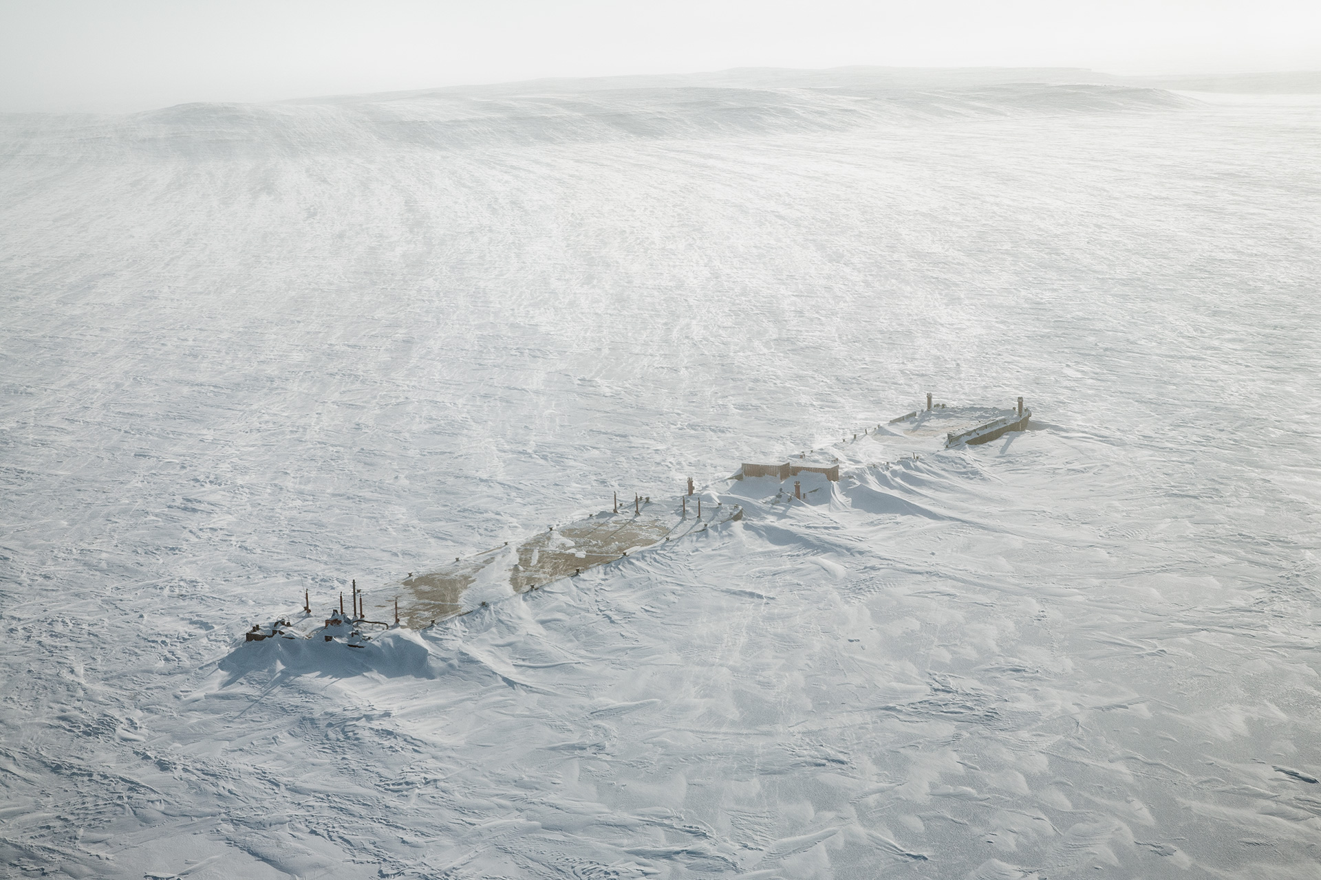 Jean Gaumy, Expédition scientifique internationale à bord du brise-glace de la garde côtière canadienne Amundsen. Vérification des stocks de pétrole et de gaz, vol en hélicoptère à deux heures du bateau, sur la péninsule de Parry, Golf d’Amundsen, Canada, 2008 © Jean Gaumy / Magnum Photos