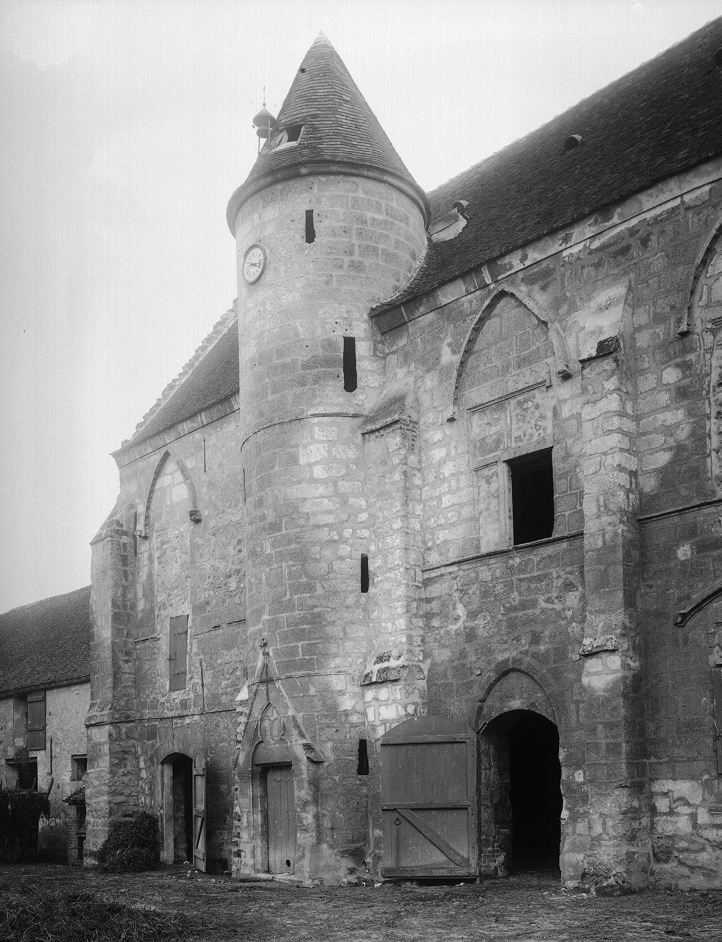 Photographie en noir et blanc. Logis du 13e siècle.