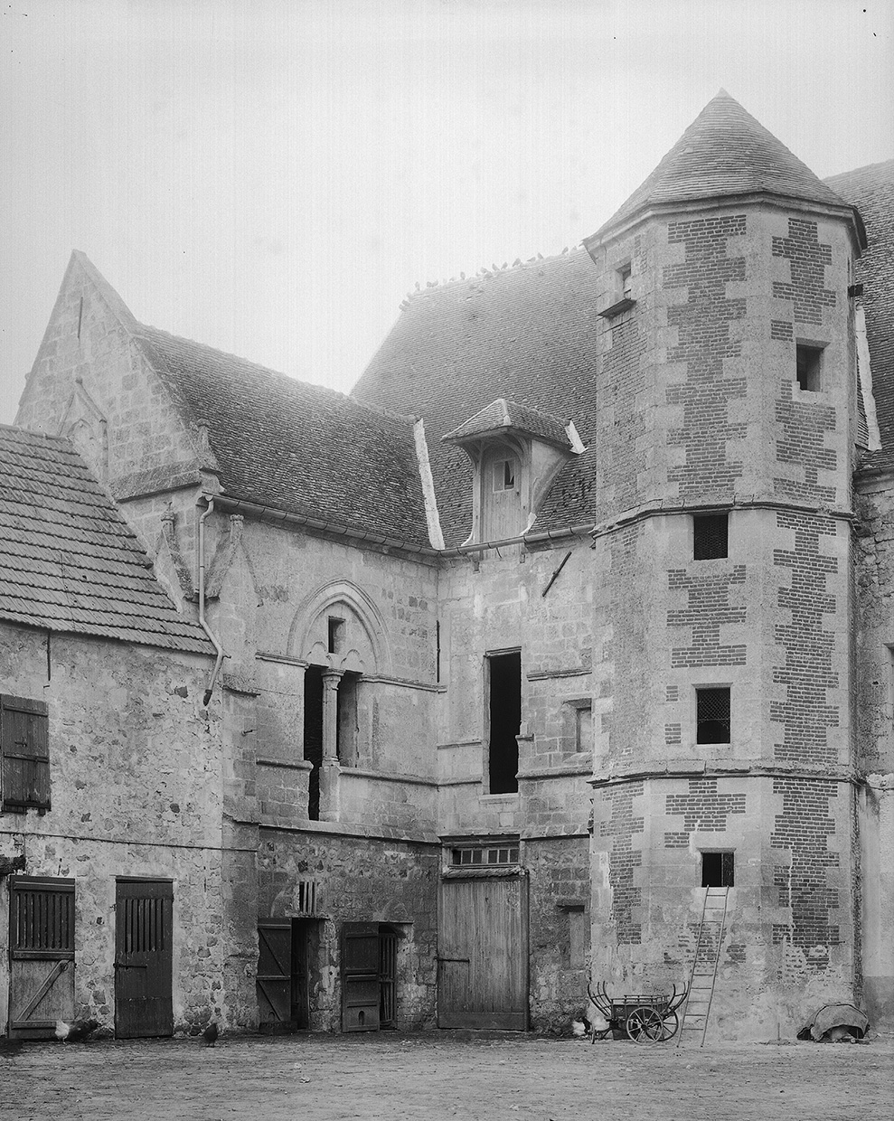 Photographie en noir et blanc. Logis des 13e-15e siècles